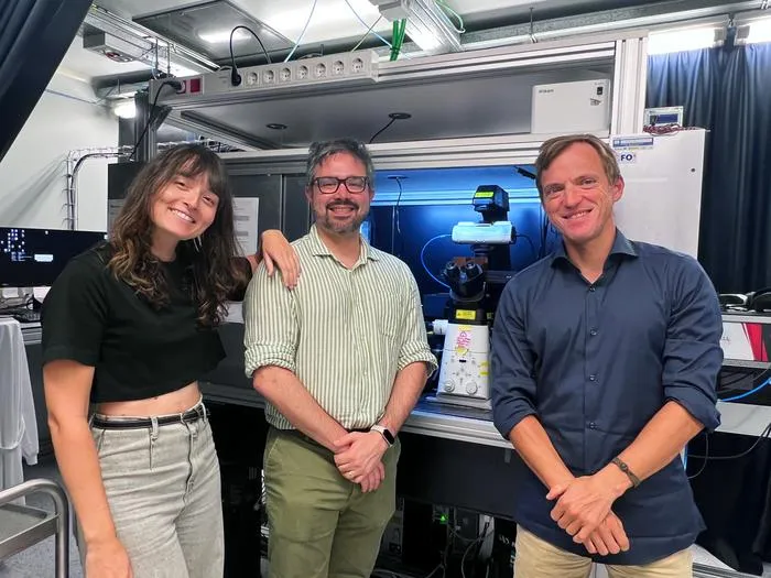 Group picture: from left to right: Neus Sanfeliu-Cerdán, Frederic Català-Castro, and Michael Krieg at their laboratory at ICFO. Credit: ICFO.